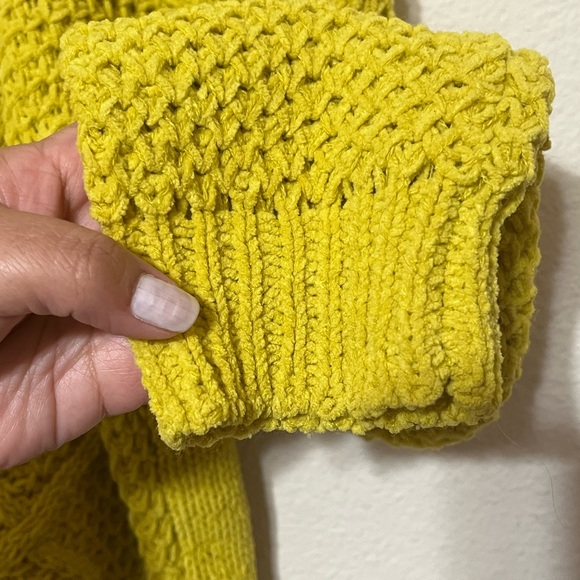 Pre-owned-Love Tree Green Cropped Pullover Sweater. - Picture 5 of 9